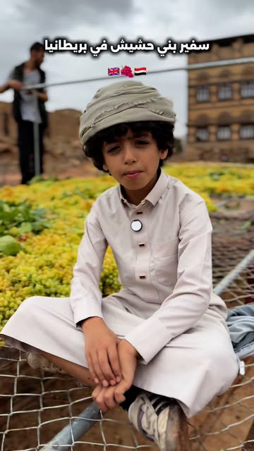 Yemeni farmer in traditional terraces — مزارع يمني في المدرجات